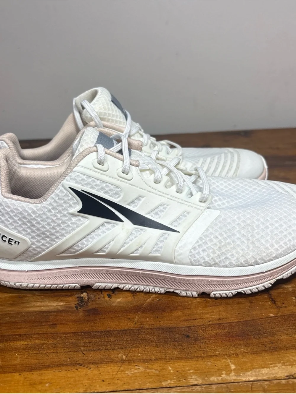 Altra women’s 8 Sneakers Solstice XT White pink gym running
